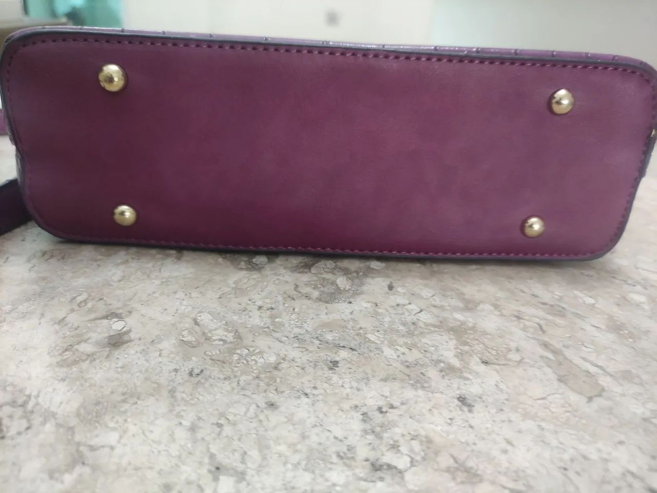 LE POSTICHE BOLSA TRANSVERSAL 135,00<br>VINHO <br>VARIAS DIVISÕES <br>ALCA COM REGULAR<br>ALTURA 24CM - Foto 6