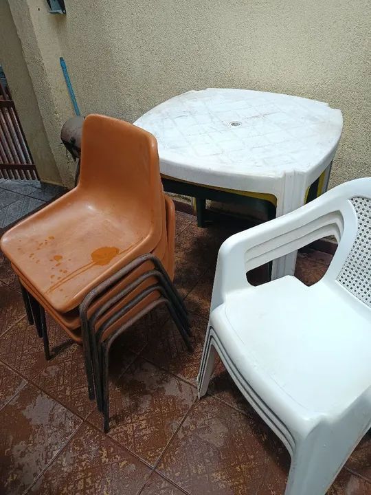 Mesa com cadeira 