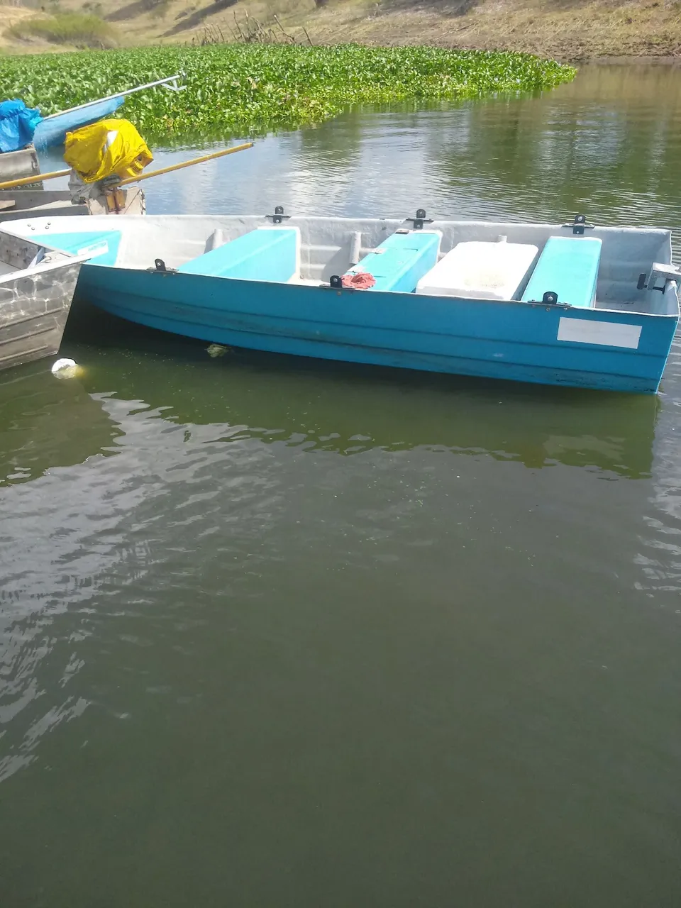 Vendo barco de pesca semi novo. Honda 