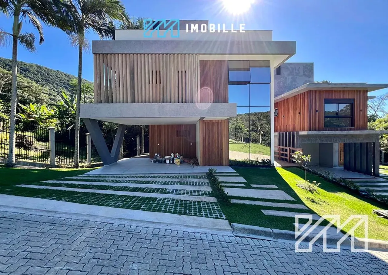 Casa em Condomínio Fechado na Praia de Taquaras com 278m² privativos.