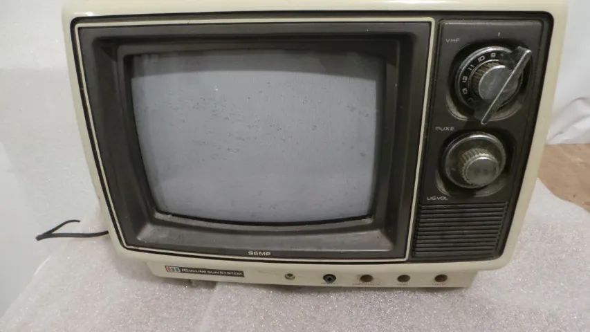 ANTIGA TV MODELO TVC-100 SEMP TOSHIBA COM SELETOR EM FUNCIONAMENTO 
