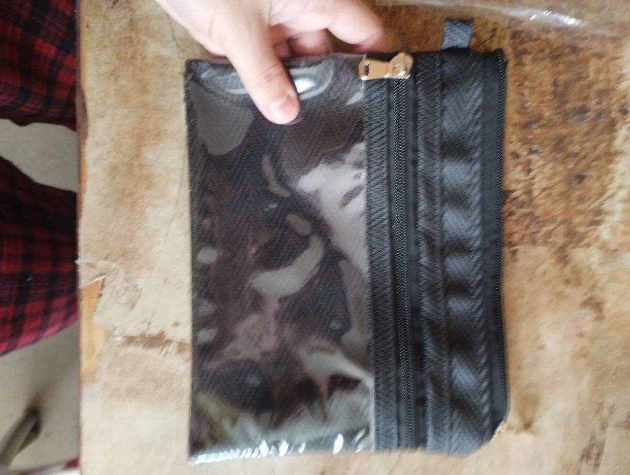 Necessaire Preta. De mão. Com transparência. ARTESANAL. Acompanha dois chaveiros.