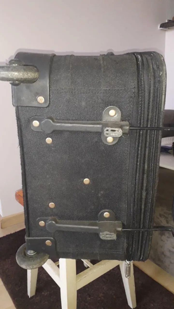 Mala de viagens Cavezzale com rodinhas cor preta usada e conservada  - Foto 4