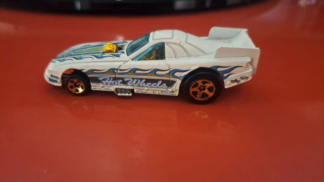 Carrinho Hot Wheels Branco com Detalhes - Foto 3