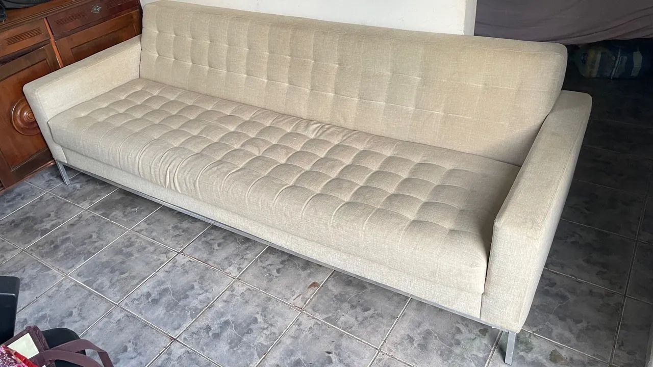 Sofá de 4 lugares em tecido linho bege
