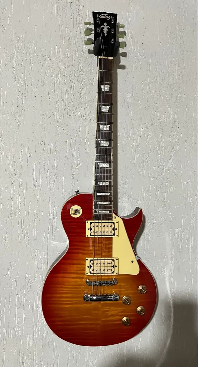 Guitarra Vintage V100 com upgrade  - Foto 3