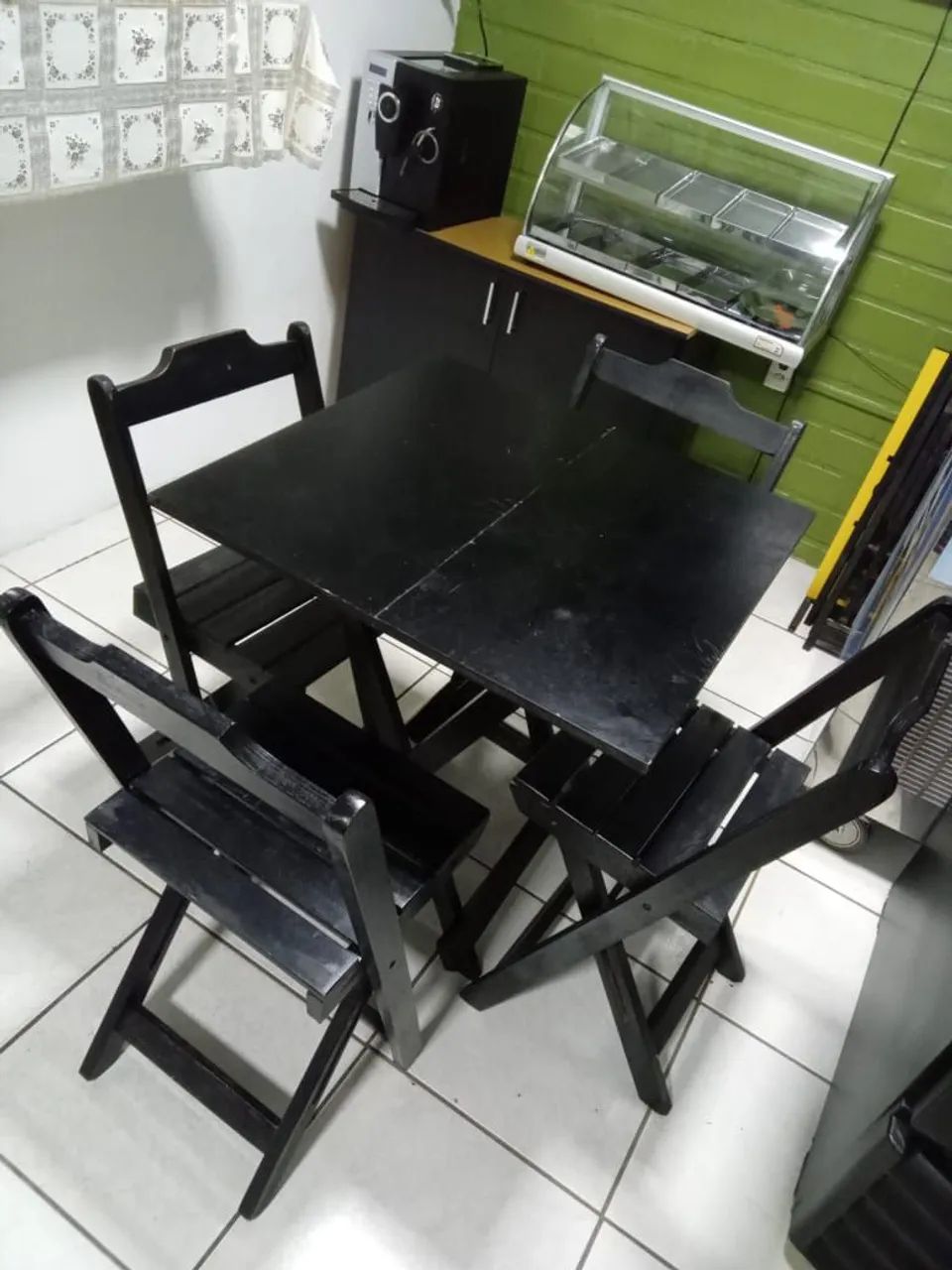 Conjunto de Mesa Dobrável preta com 4 cadeiras