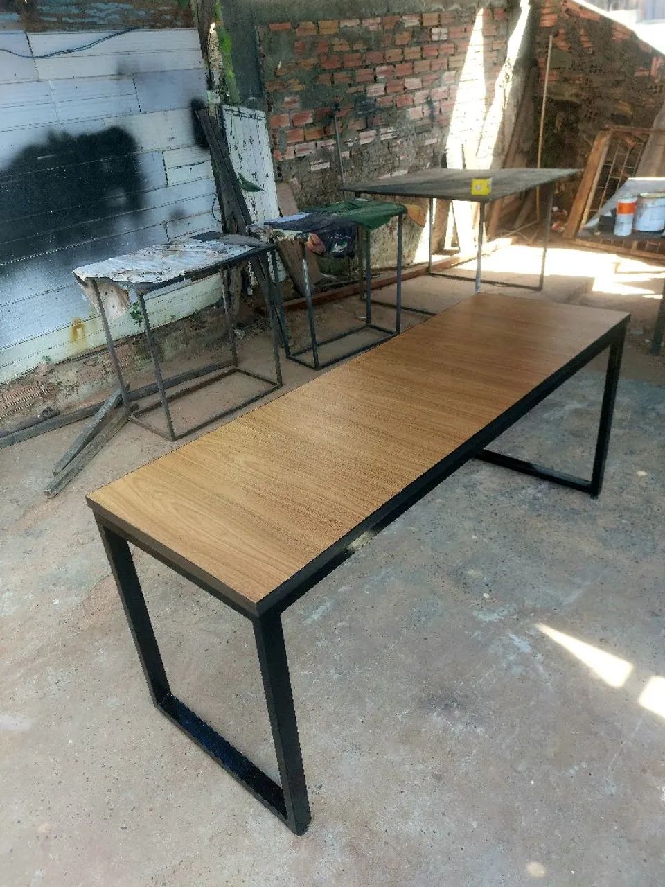 Mesa de madeira com estrutura de metal - Foto 2