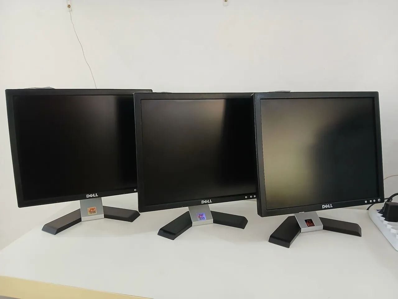3 Monitores Dell 17 polegadas iguais, ótima resolução,  com garantia e cabos
