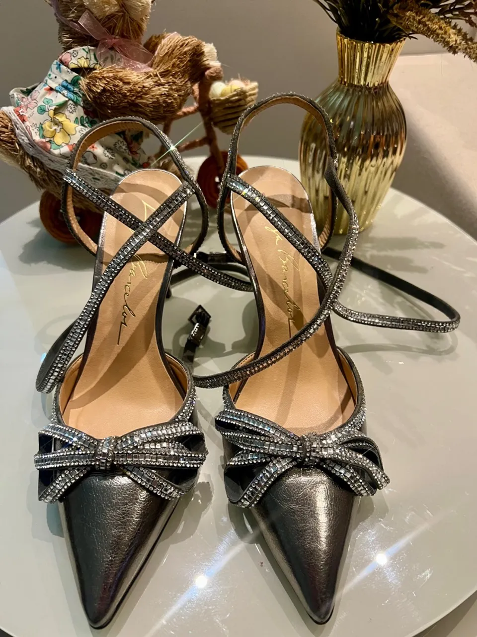Sapatos de Salto Scarpin com Detalhes em Strass