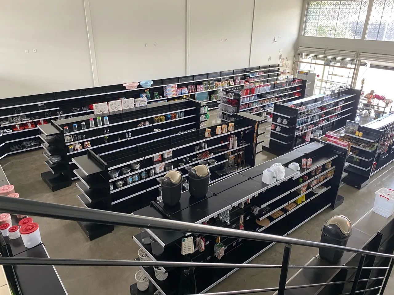 Gôndolas e prateleiras para comércio