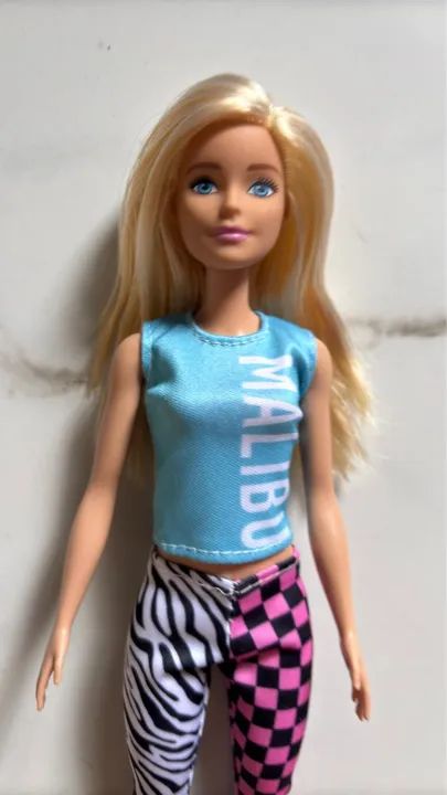Boneca Barbie com roupa estilosa - Foto 3