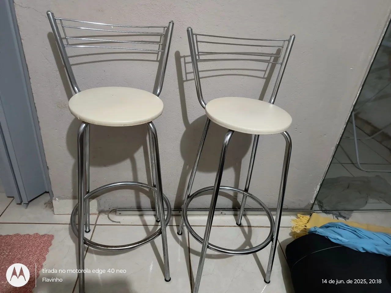 Banquetas Cromadas com Assento Branco
