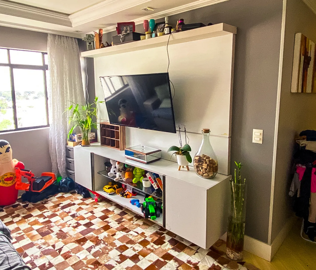 Painel de TV com rack e prateleira