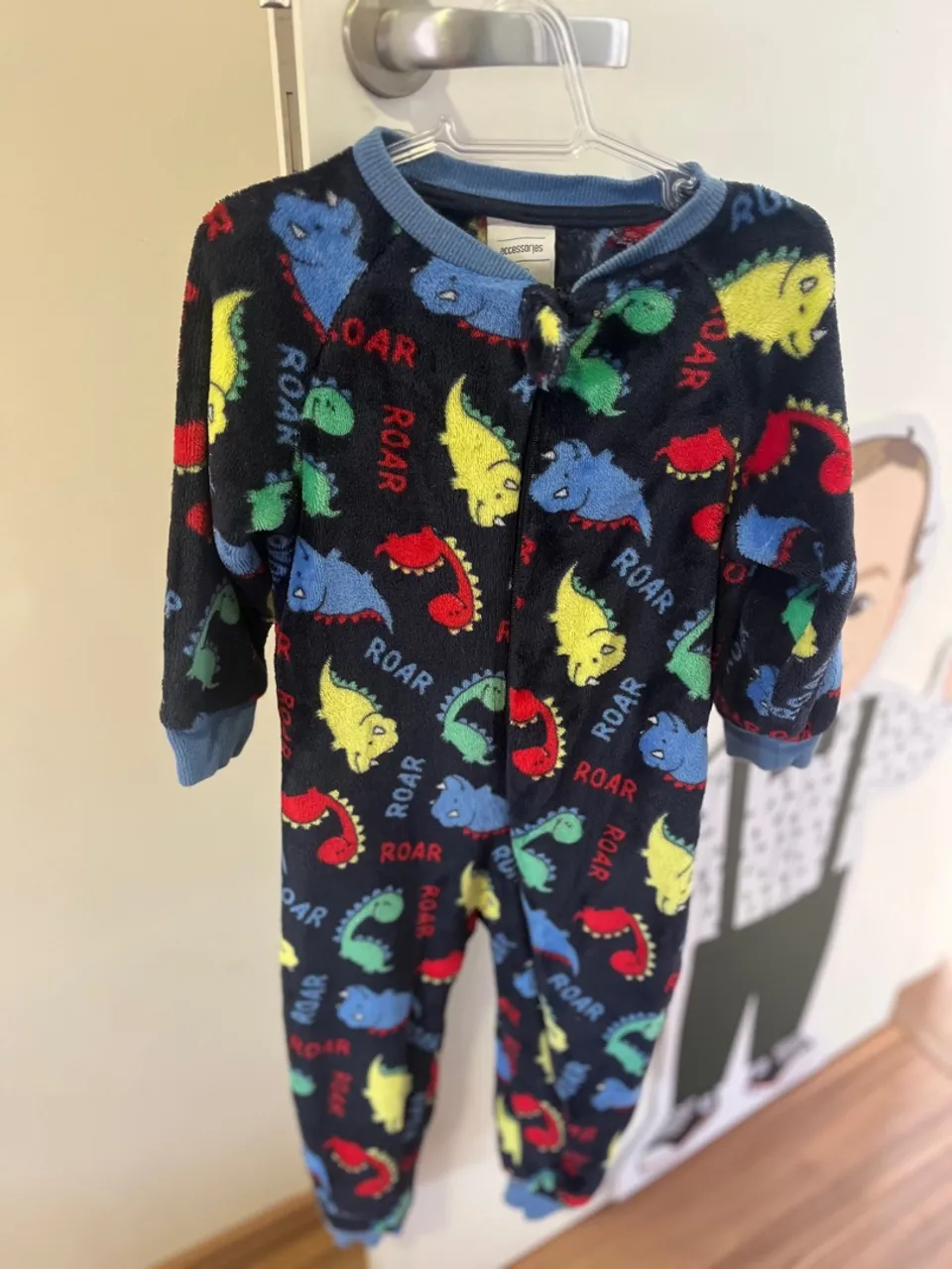 Macacão em fleece com estampa de dinossauro infantil