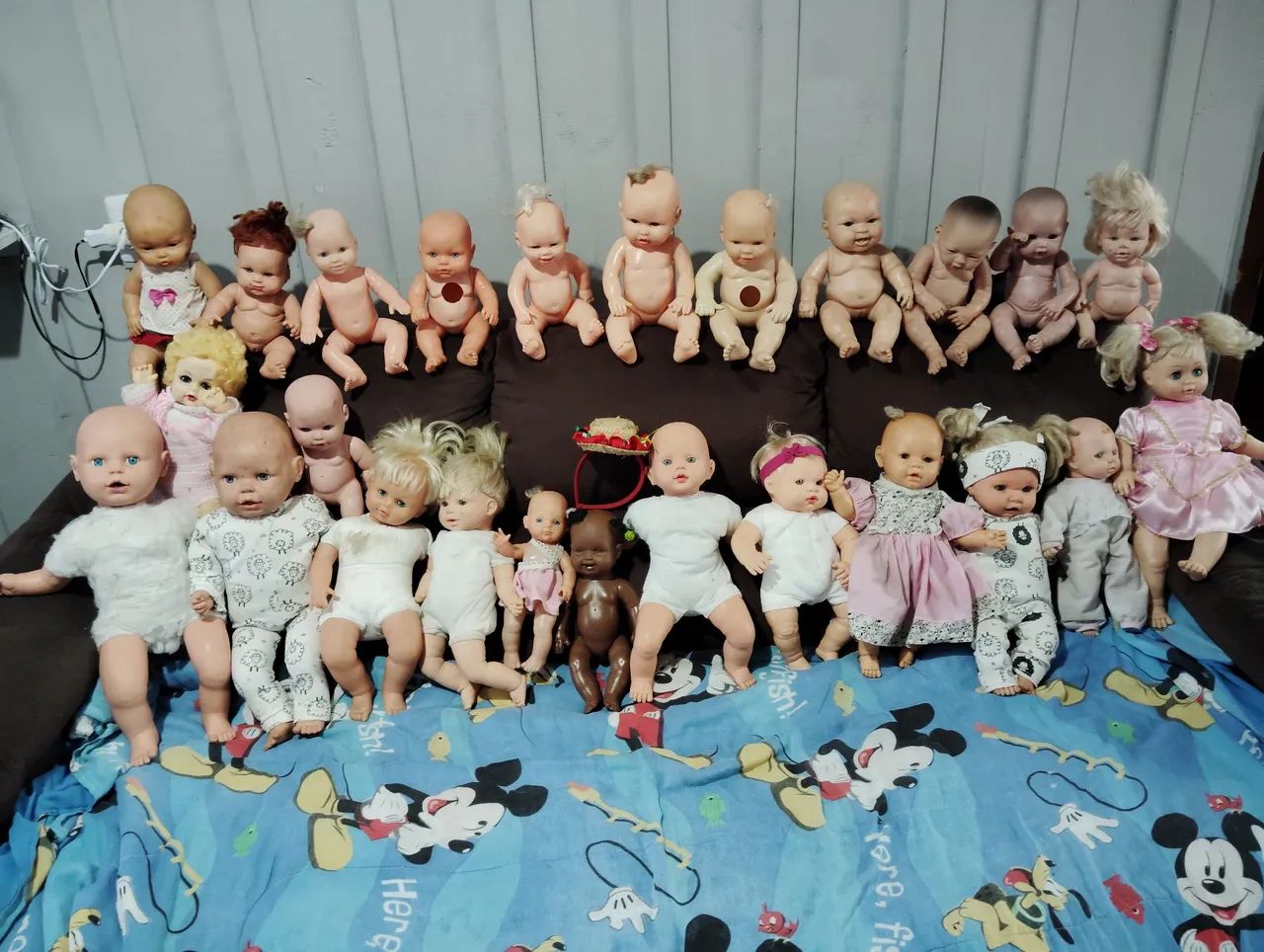 Lote de 24 Bonecas e Bebês de Coleção