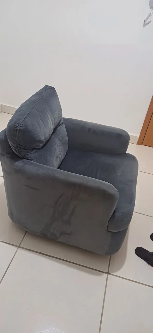 Poltrona de Veludo Cinza Confortável
