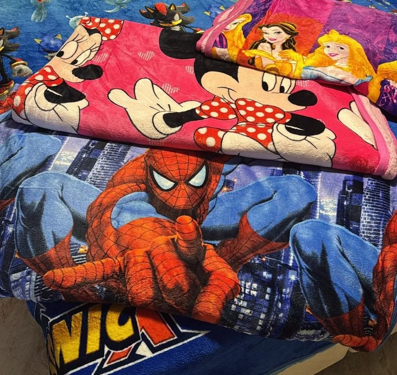 Cobertores infantis personagens Disney e Marvel