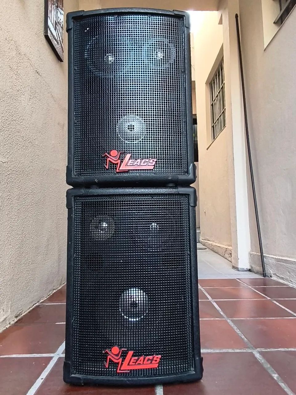 Par de caixas Leacs ativa e passiva. Falantes de 10". 150 watts RMS. Excelente sonoridade. - Foto 2