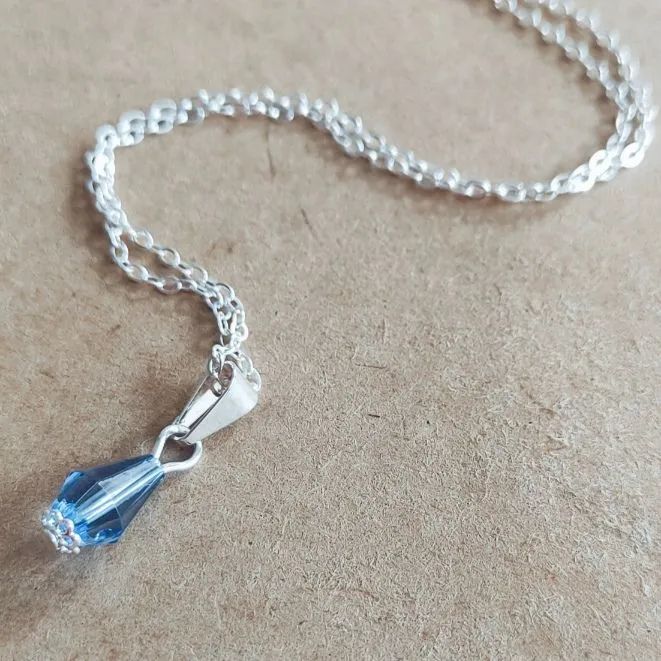 Colar Prateado com Pingente de Cor Água Marinha