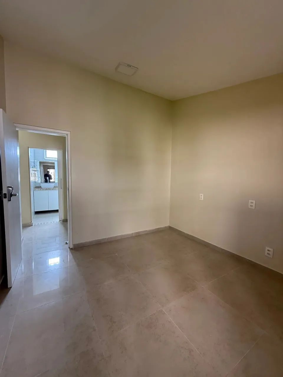 Linda casa com piscina e amplo terreno - Foto 3