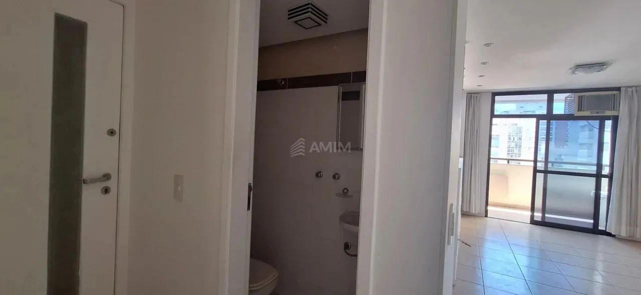 Apartamento semi mobiliado locaizado em Icaraí, com 2 quartos sendo 1 suíte, varanda e 2 v - Foto 2