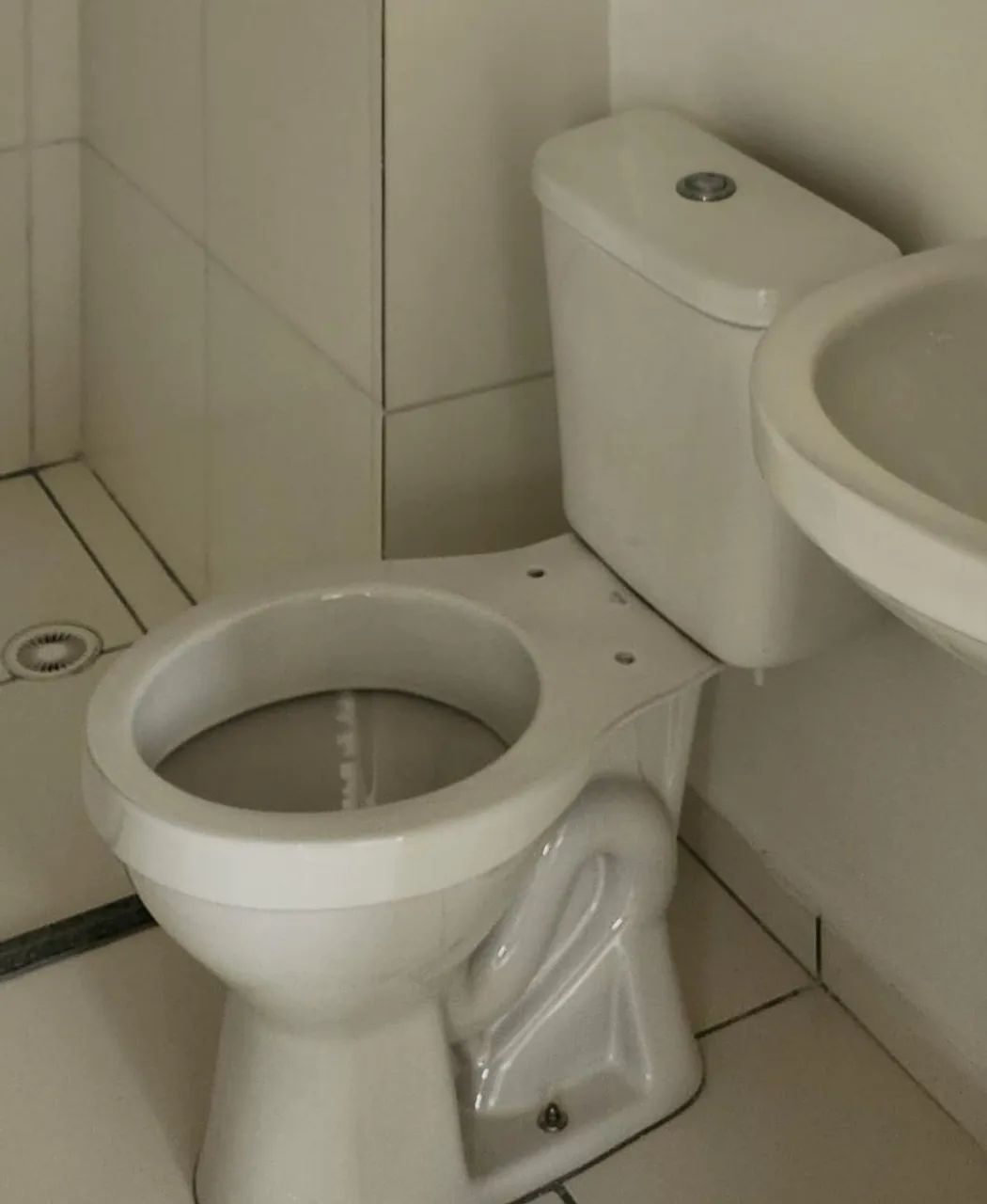 Vaso Sanitário Branco com Caixa Acoplada