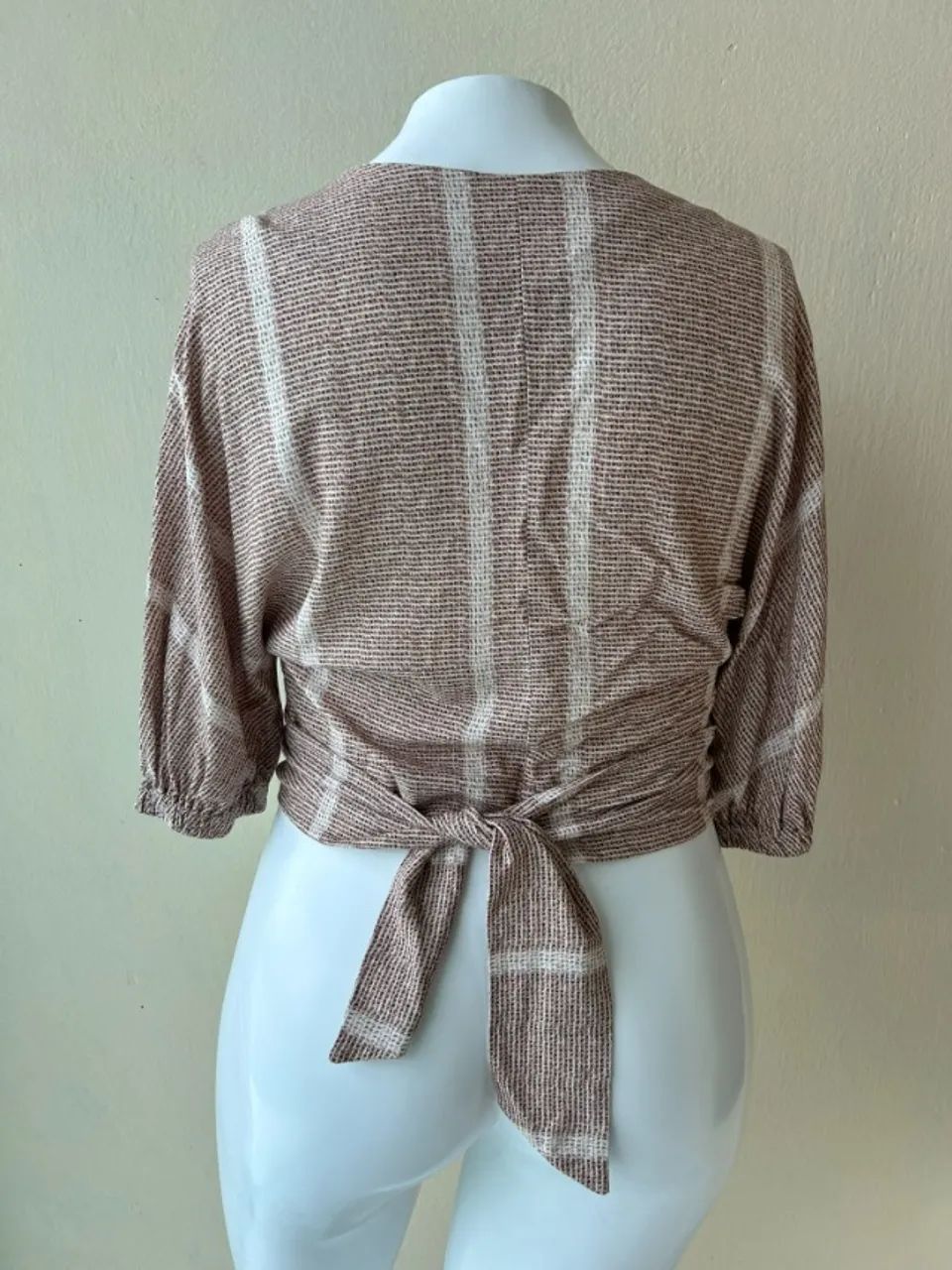 Blusa tipo cropped transpassado, estampado, 44, da marca Cholet - Foto 3