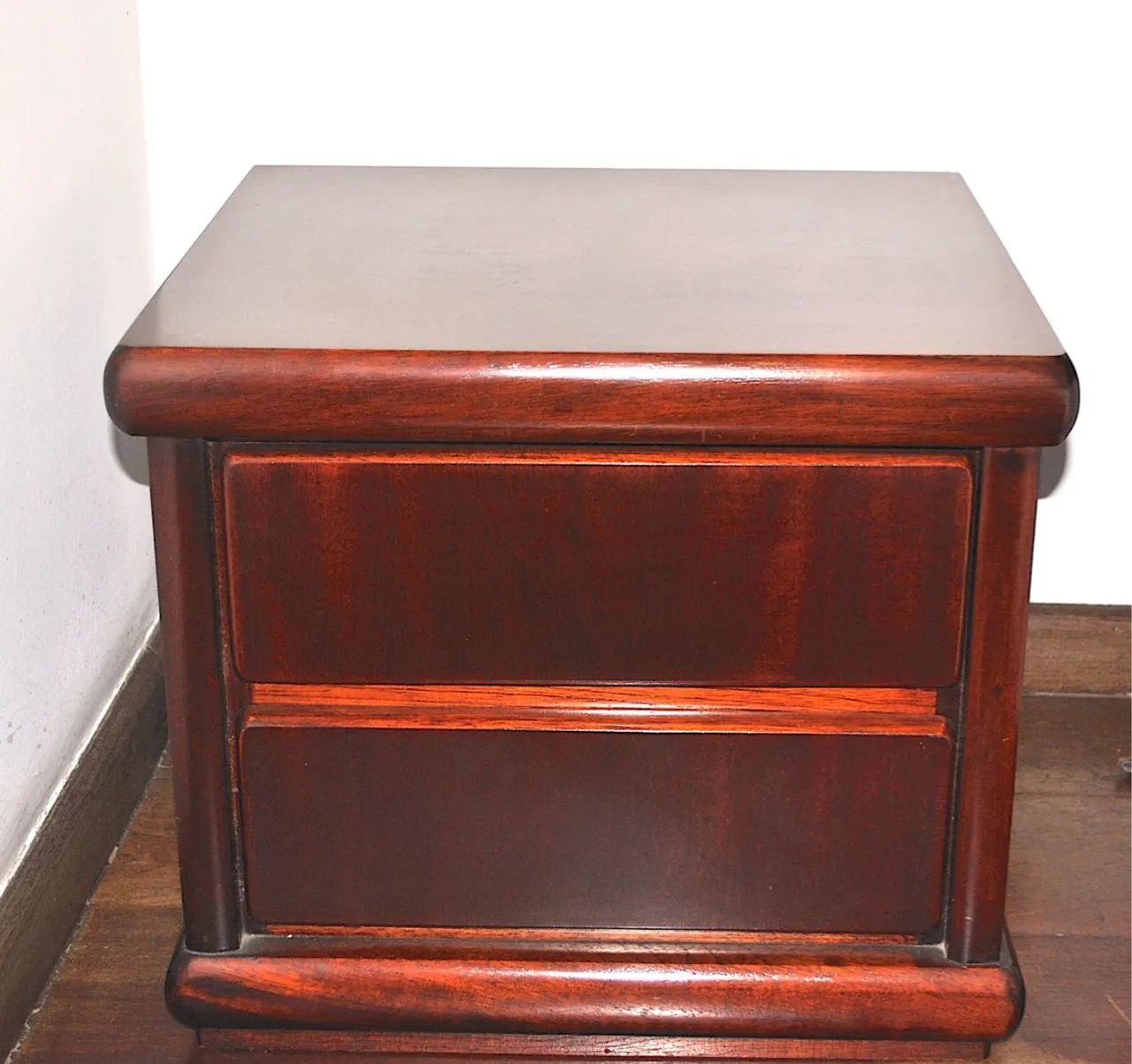 Cama em madeira maciça com mesa de cabeceira