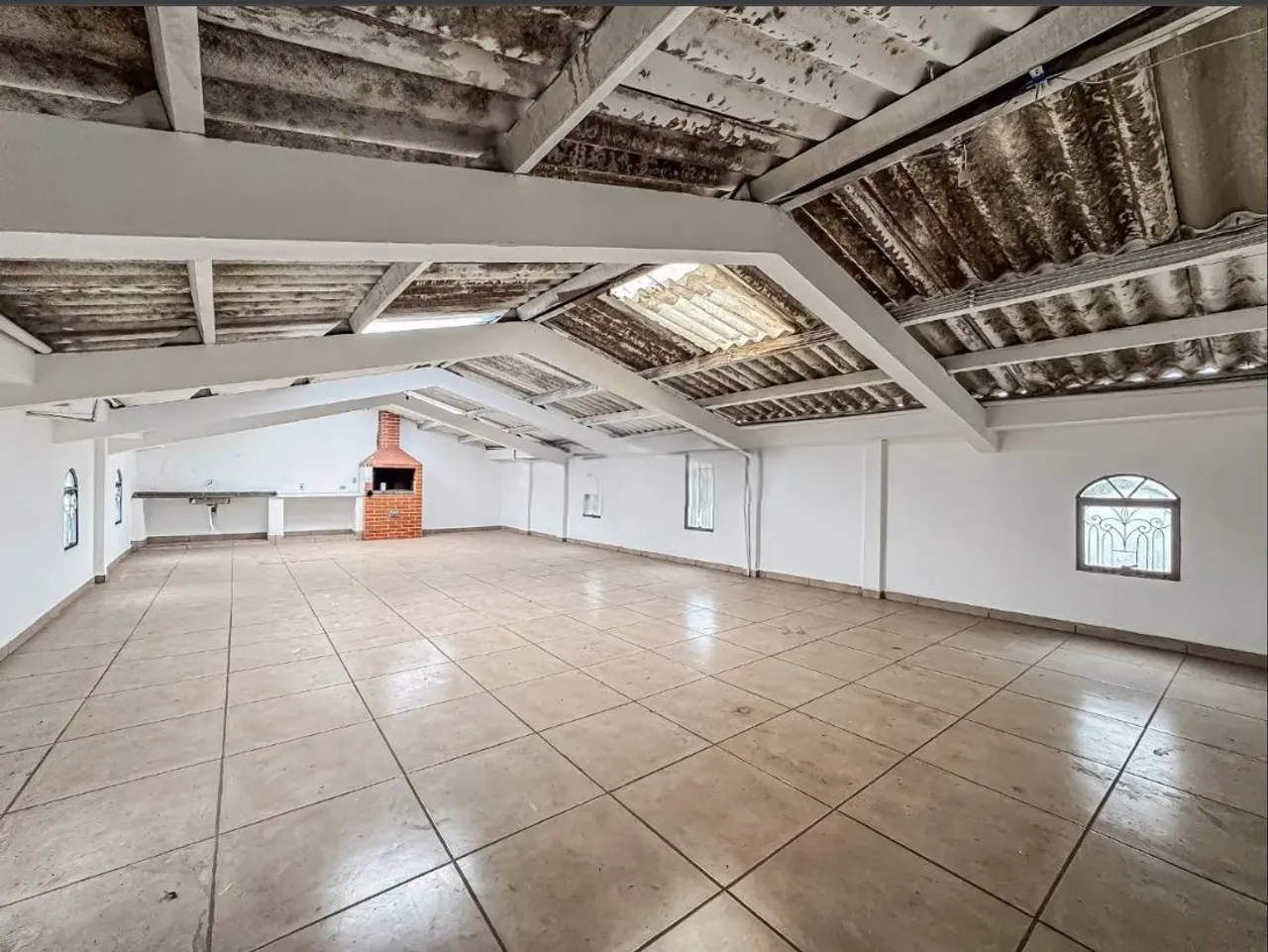 Casa com 4 dormitórios sem vaga de garagem para alugar, 400 m² por R$ 3.800/mês - Utinga -