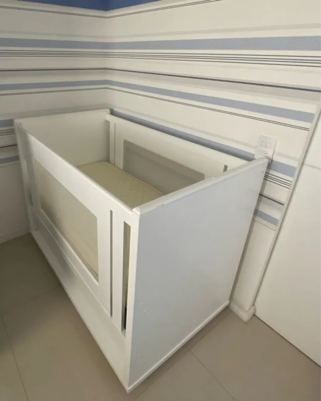 Berço que vira cama com rede de proteção 
