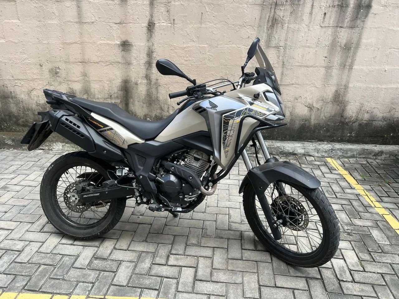 Moto Sahara 