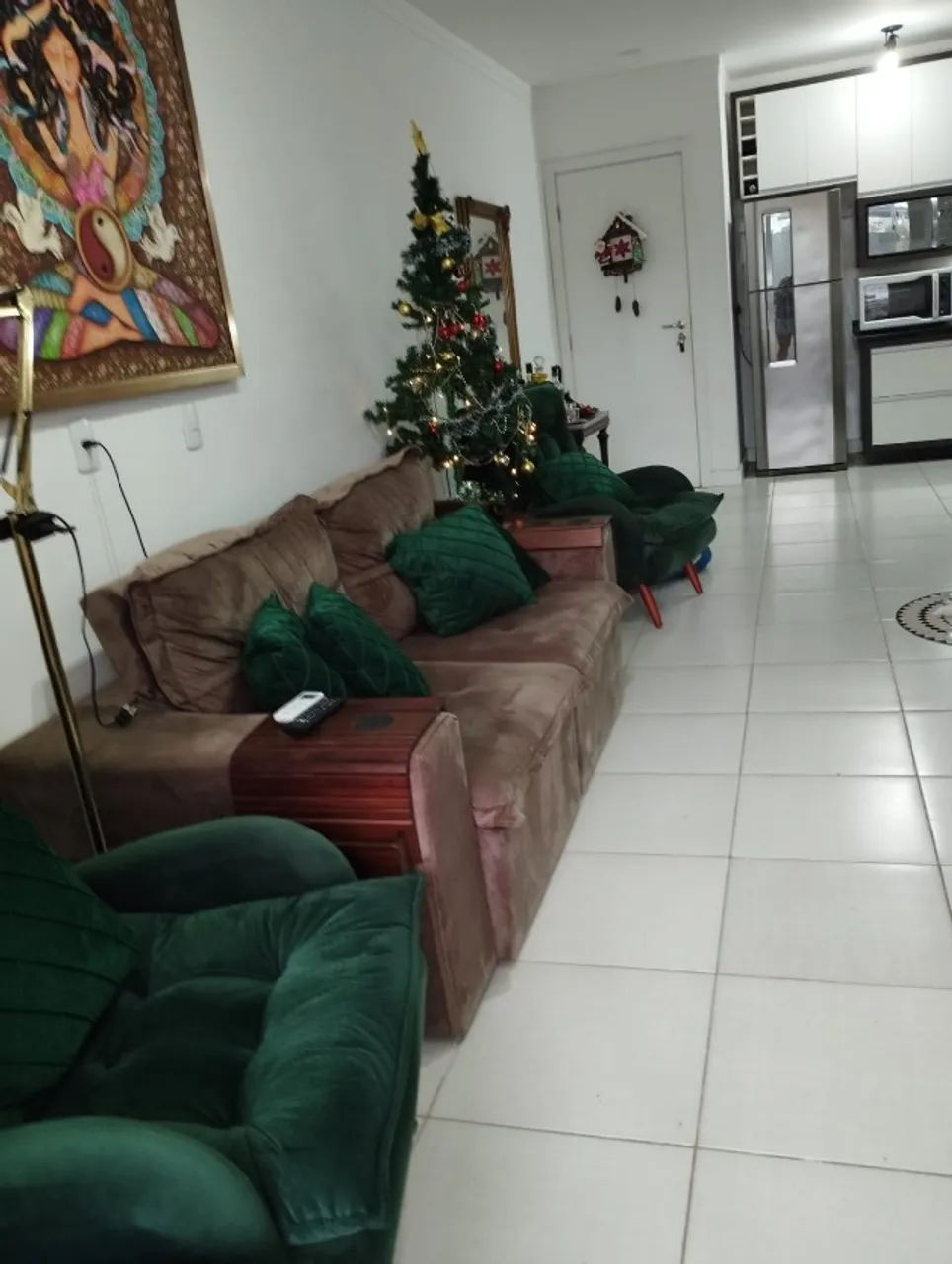 Apartamento, mobiliado, c/1 suite + 2 quartos e demais dependências.