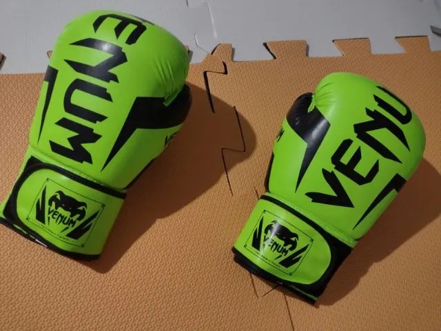 Luva Venum 12 onças verde com escrita preto - Foto 4