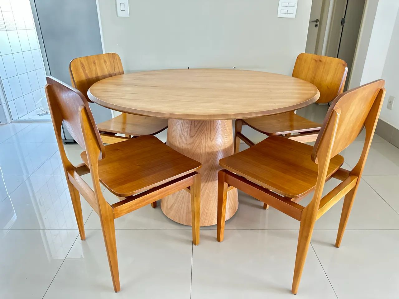 MESA DE JANTAR 100% MADEIRA COM 4 CADEIRAS - Foto 2