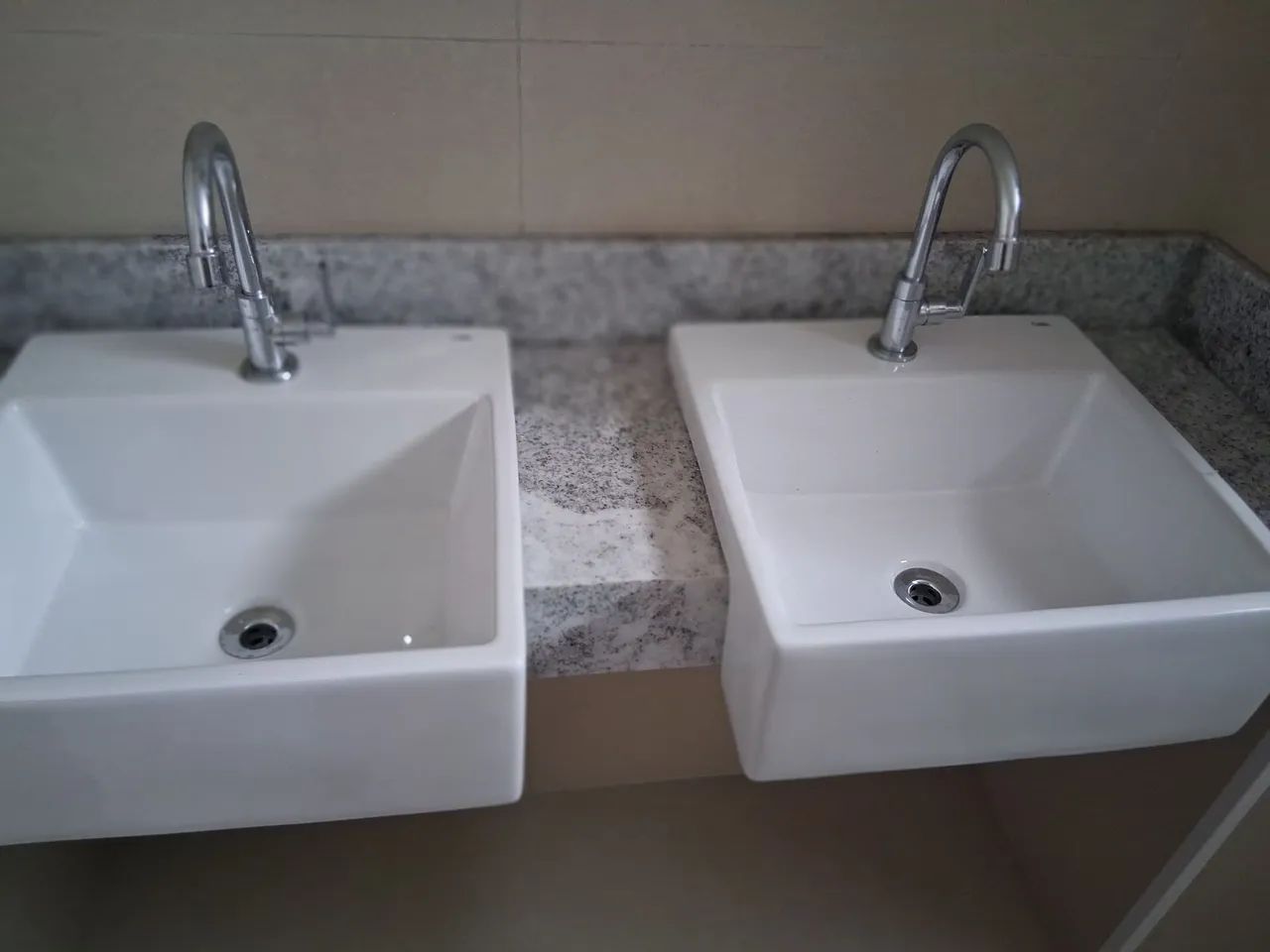 Bancada de banheiro duplo428513911794585601