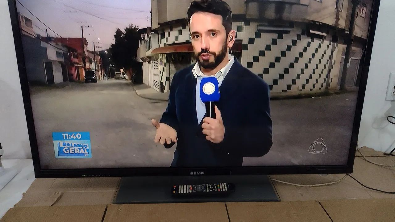 Tv Semp Toshiba 48 polegadas com entradas HDMI USB LAN Av e fone de ouvido e controle remo - Foto 3