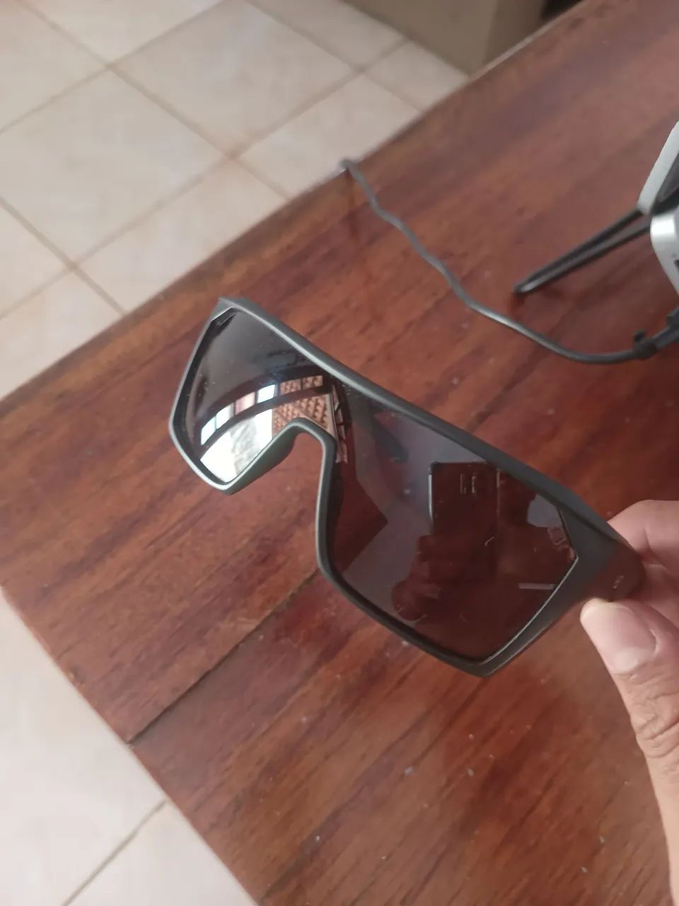 Vendo óculos da marca HB, 100% original - Foto 2