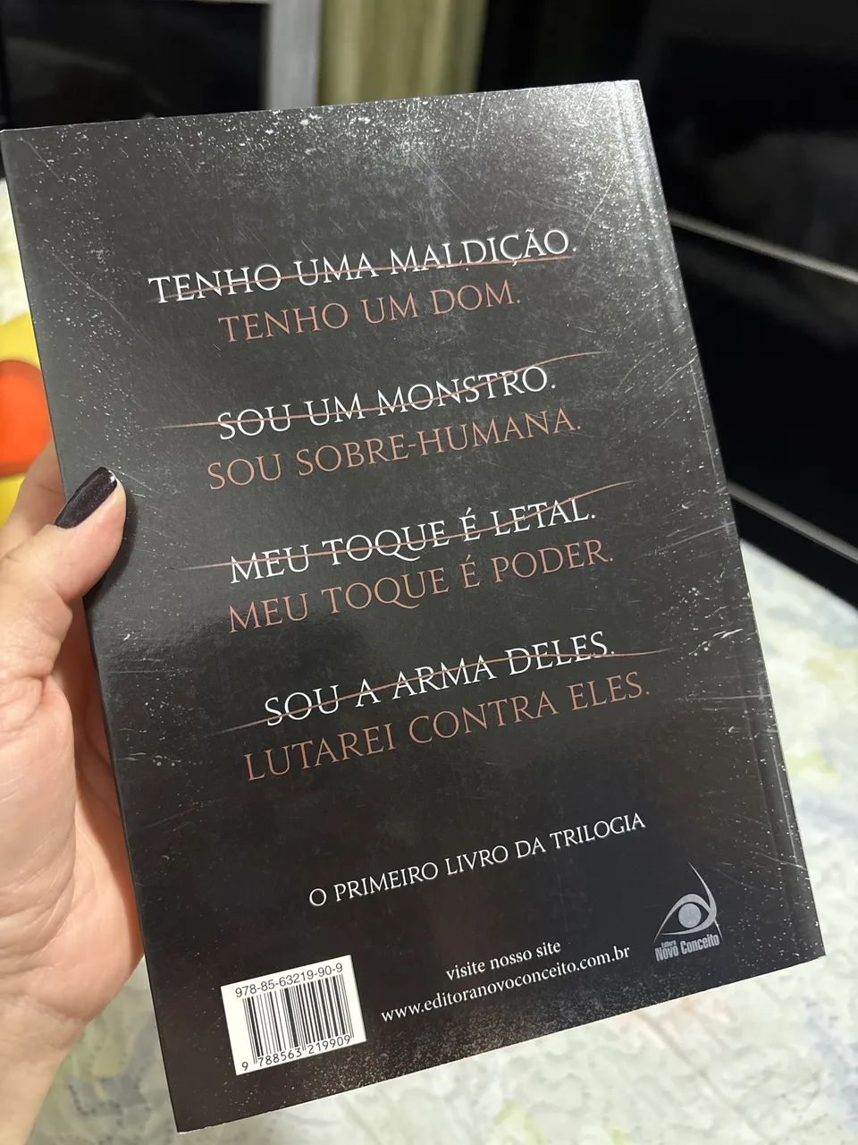Livro Estilhaça-me - Foto 2