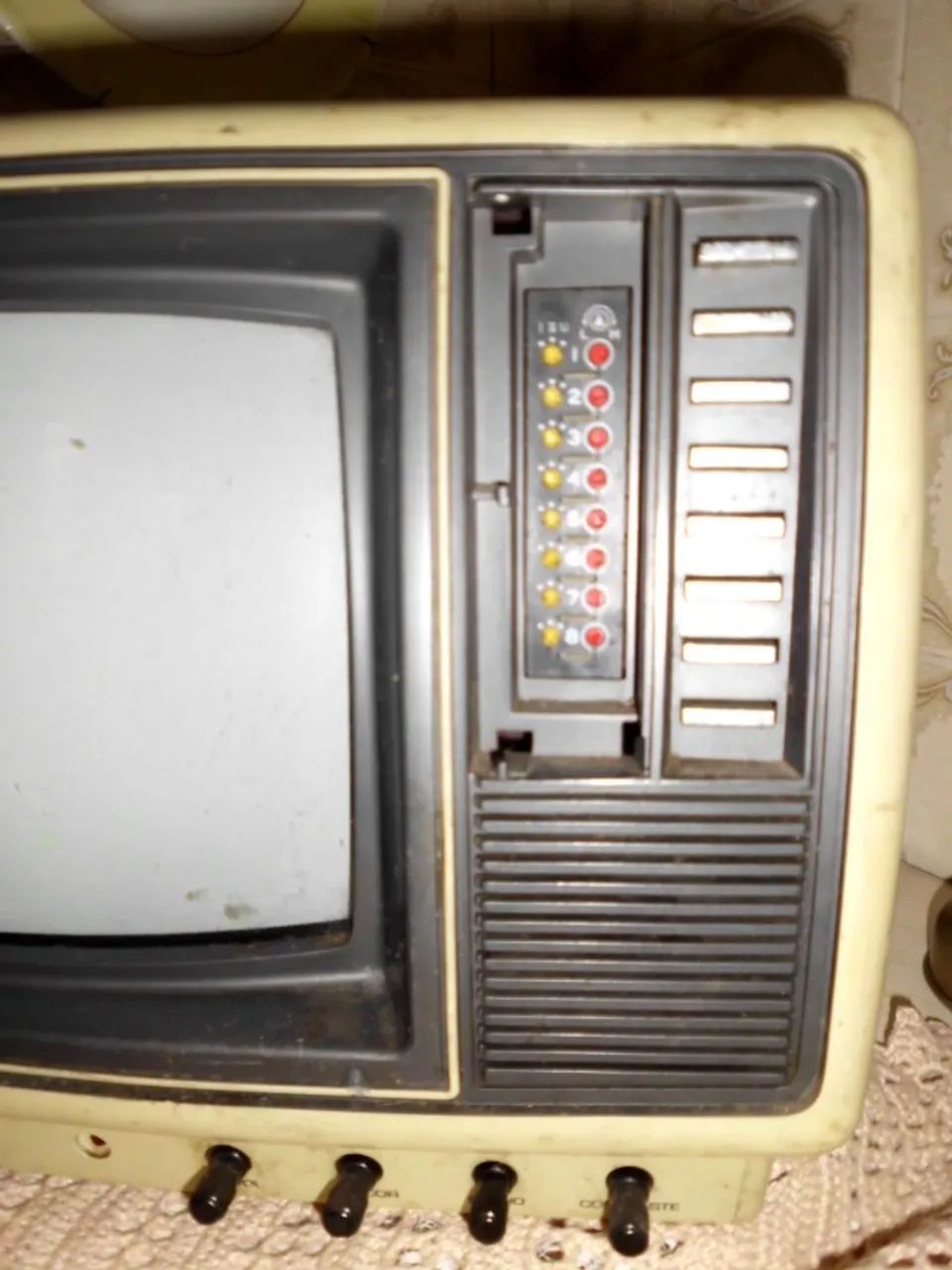 Tv antiga - marca Semp pra colecionador 13 polegadas, no estado, cor bege, com marcas de u - Foto 3