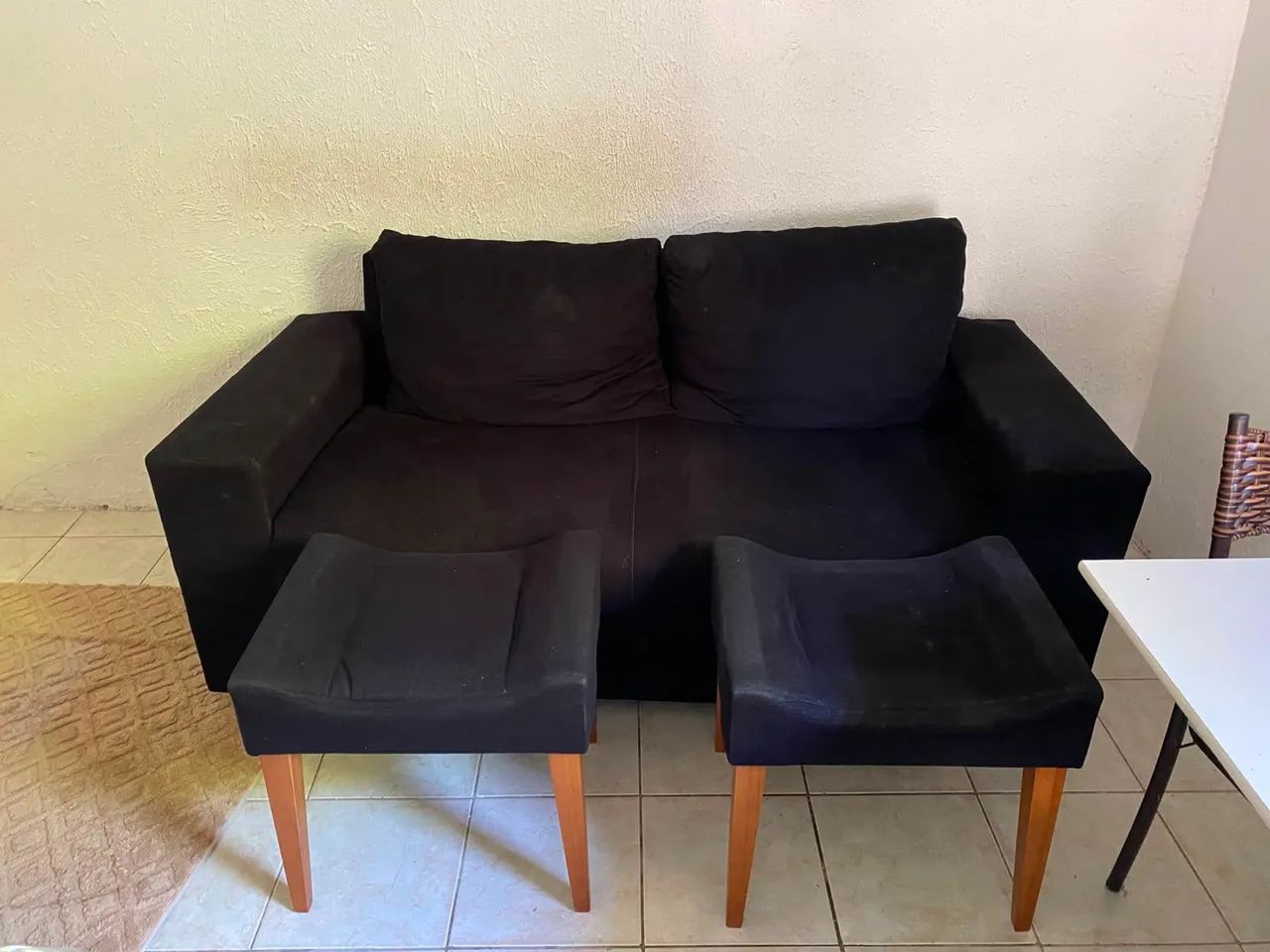 Sofá dois lugares com duas banquetas.