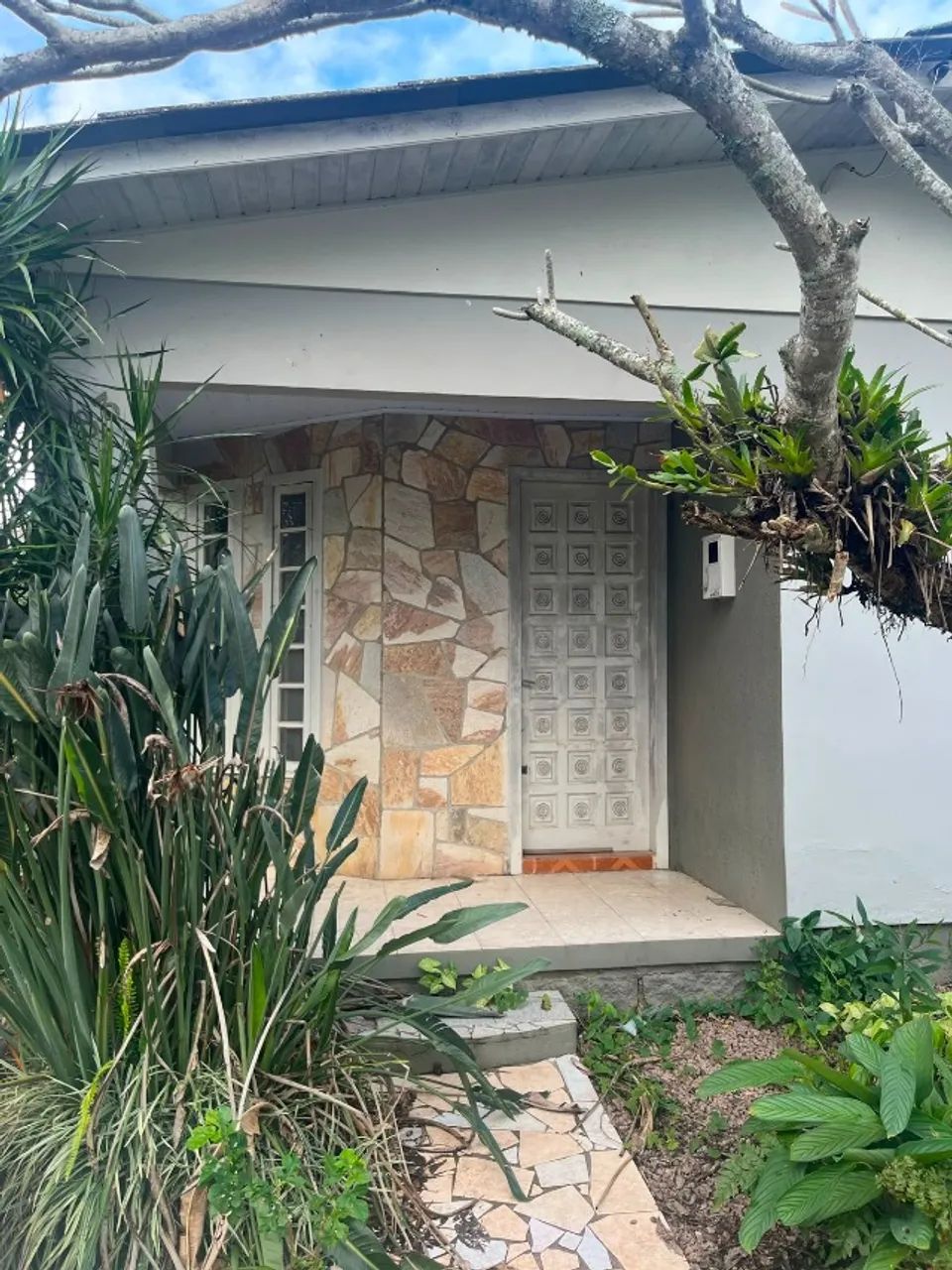 Casa + Edicula  espaçosa com varios quartos e banheiros + Garagem