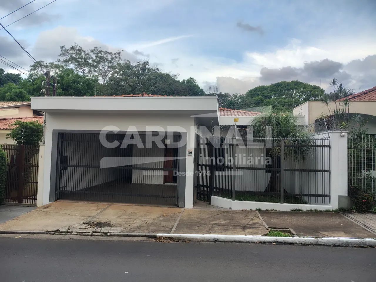 Casa térrea com 4 quartos e 2 suítes