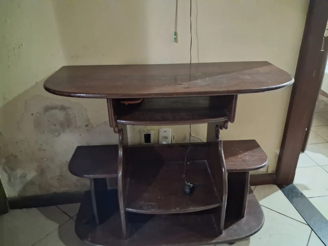 Vendo um Rack de madeira maciço, boa, 350,00