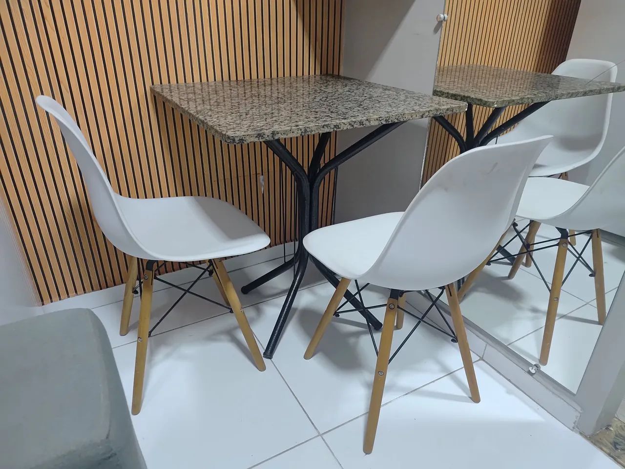 Jogo de Mesa de Granito + 2 Cadeiras Brancas Estilo Eames (Excelente Estado)