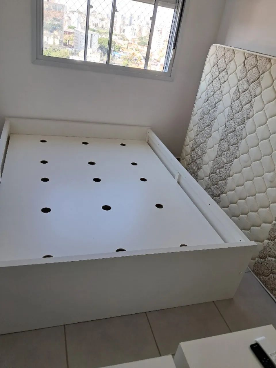Cama de casal e mesas de cabeceira  - Foto 2