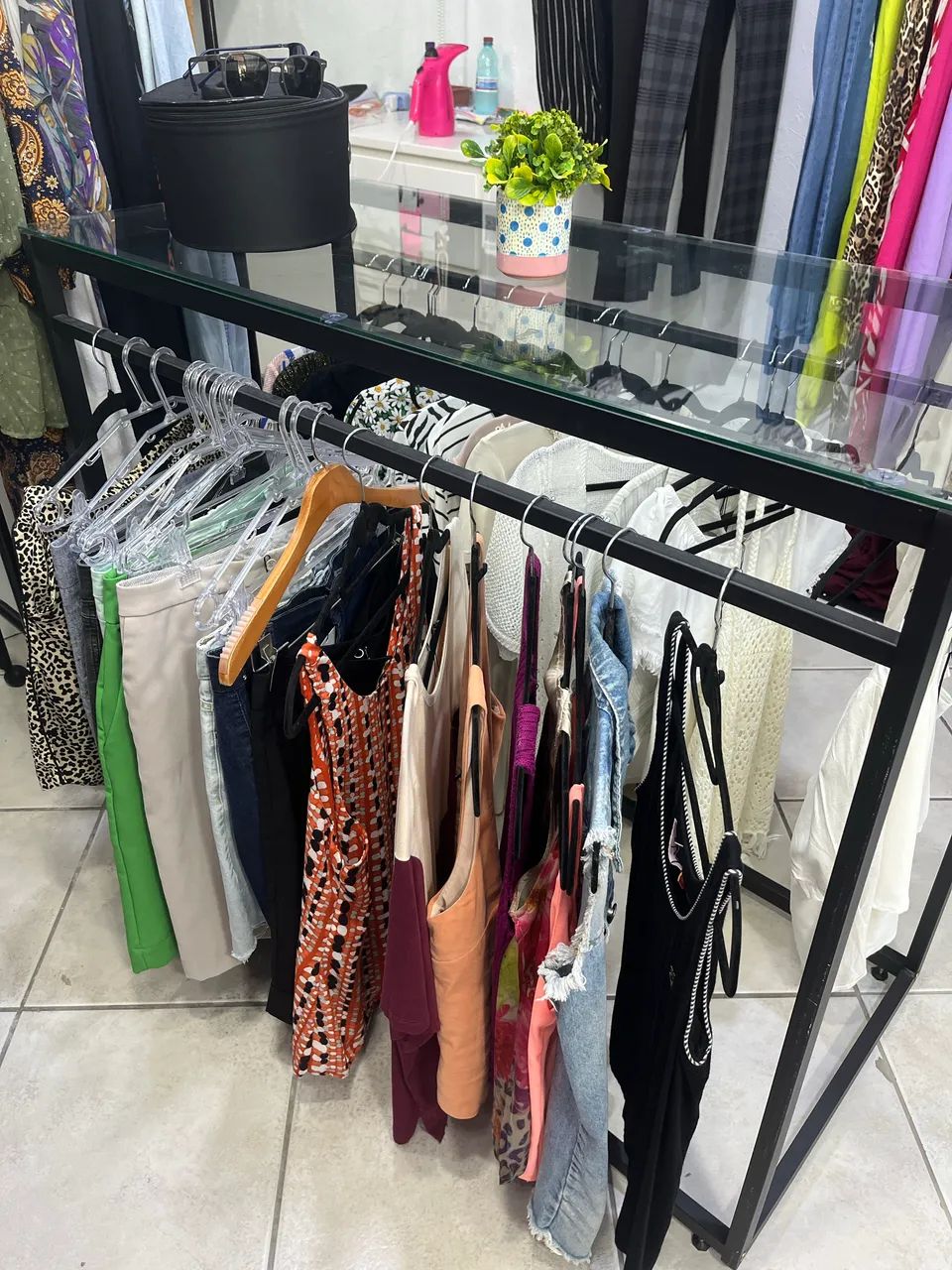 Mesa central com arara para loja - Foto 4