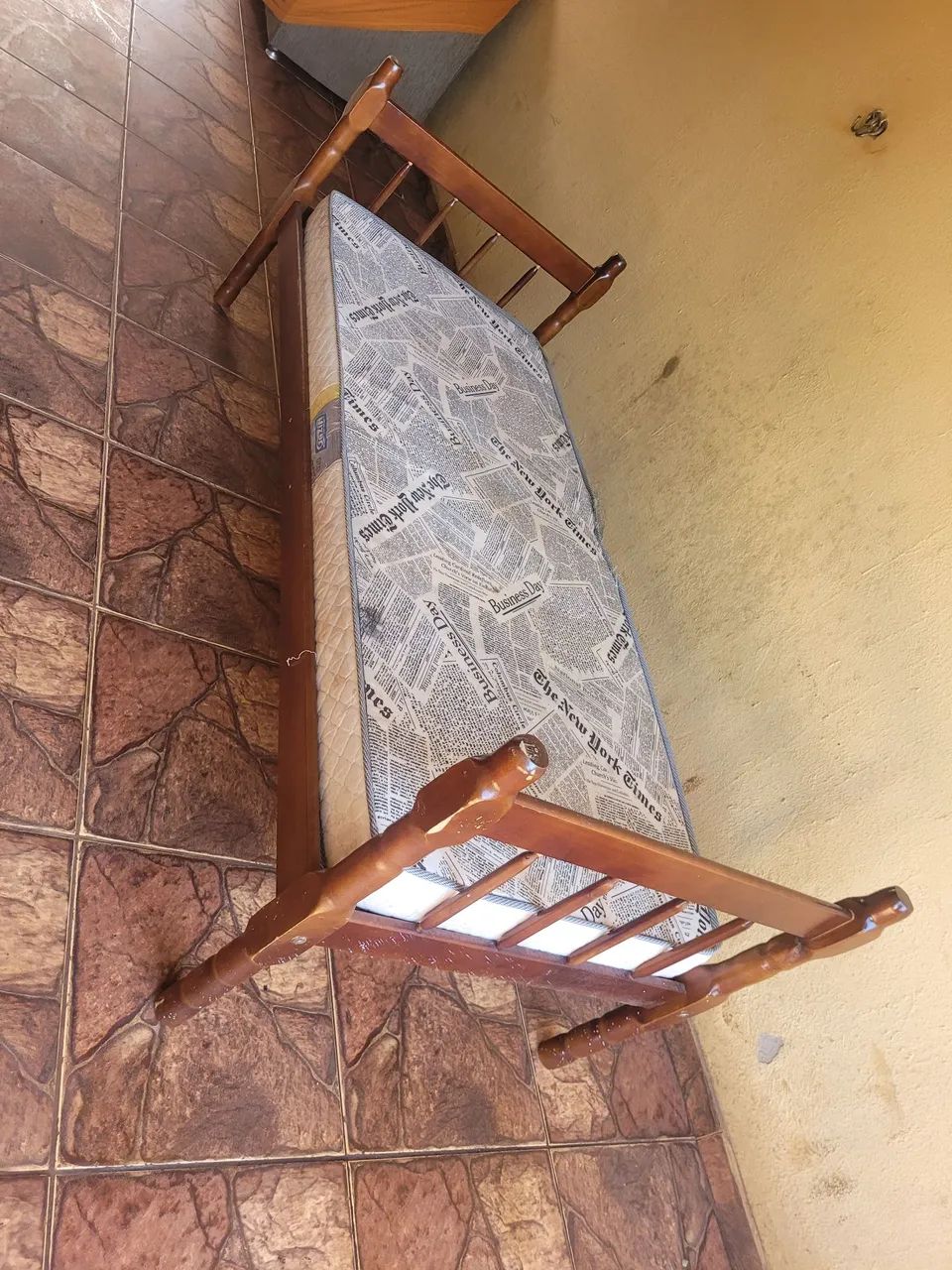 Cama de solteiro com.ou sem colchão 