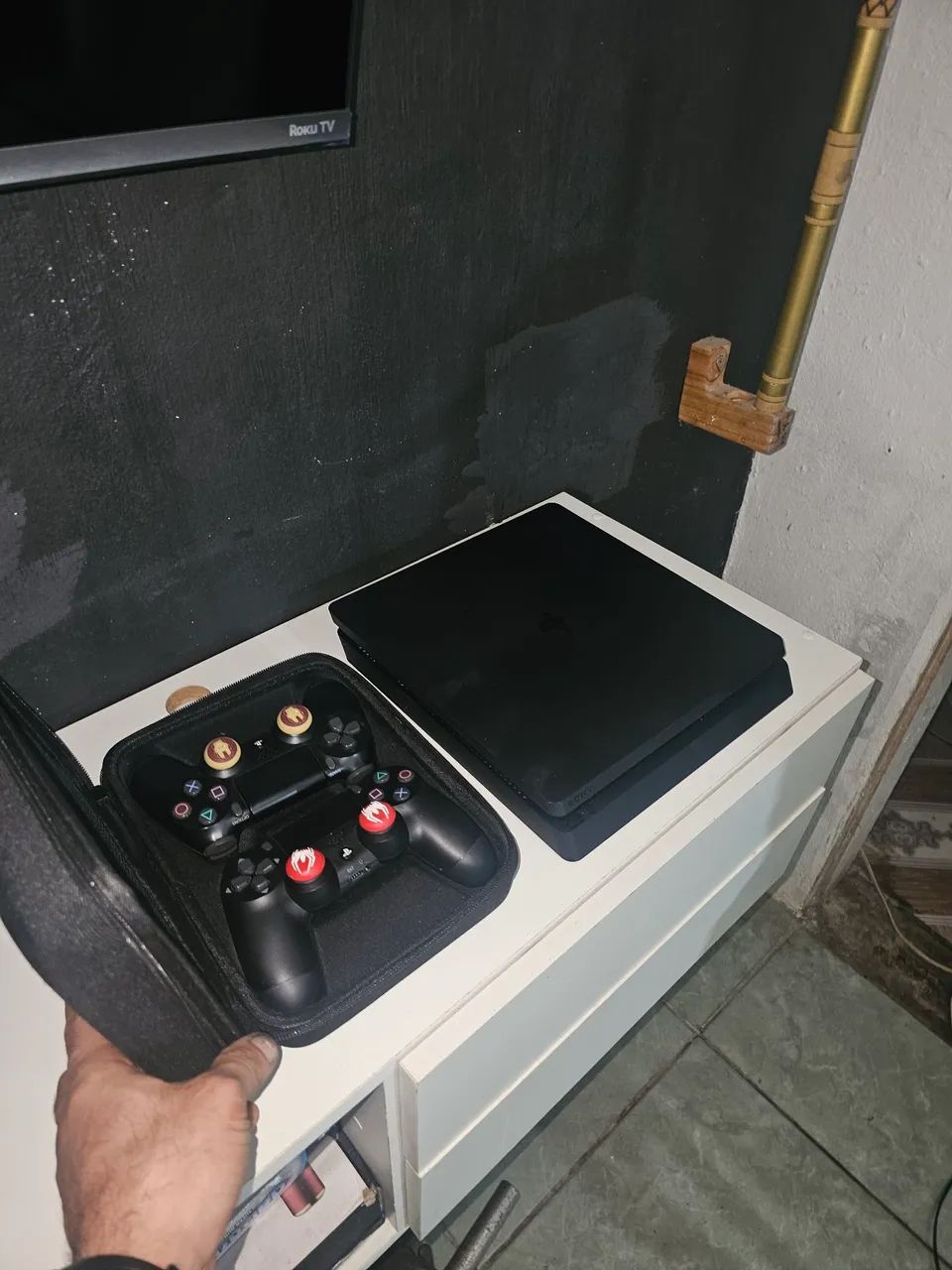PS4 COM 2 CONTROLES E CASE. - Foto 4
