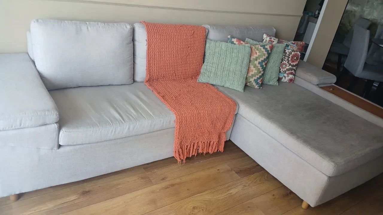 Sofá 5 Lugares com Chaise Direito Clássico com Entrada USB Linho Bege - Foto 2